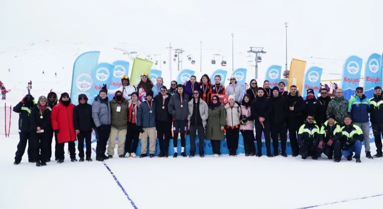 Erciyes'te kar voleybolu coşkusu