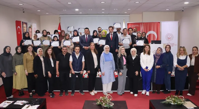 Erzurum’da “Benim Köklü Ailem” projesinde sertifika sevinci