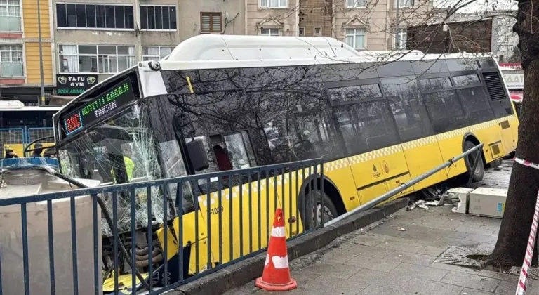 Esenler’de kontrolden çıkan İETT otobüsü otoparka daldı