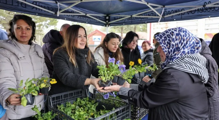 Eskişehir'de kabristan çiçekleri Büyükşehir'den
