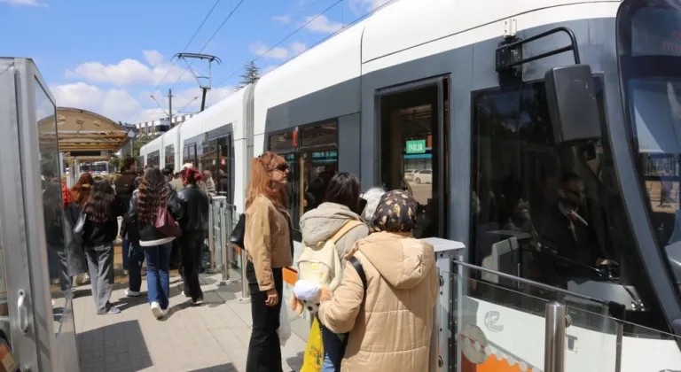 Eskişehir'de öğrenciler “Bas Geç” ile ulaşımda nefes aldı