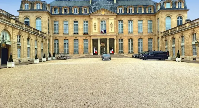 Fransa'da bu kez Elysee Sarayı’nda hırsızlık: Gümüş eşyalardan sorumlu görevli tutuklandı