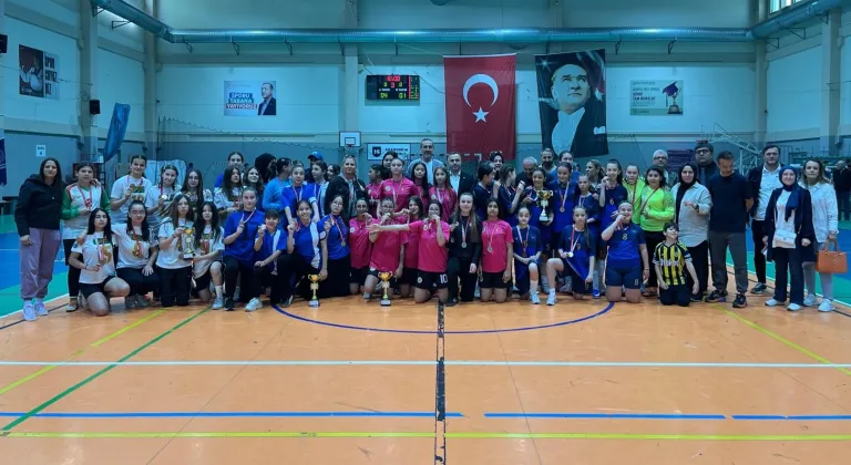 Futsal'da şampiyon Elmasbahçeler Salih Şeremet Ortaokulu