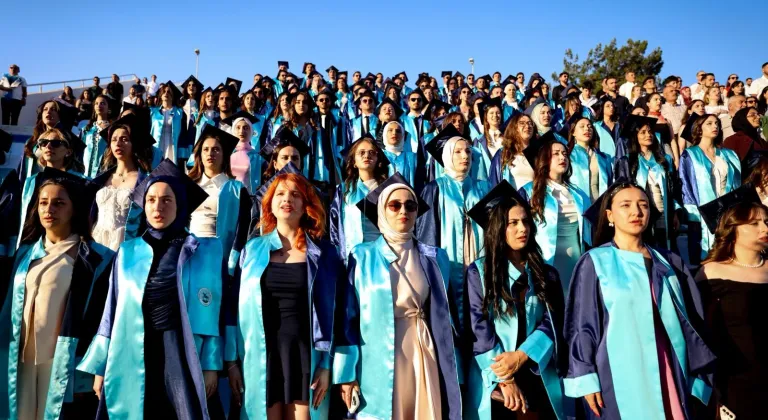 Geleceğin hemşirelerinden mezuniyet sevinci
