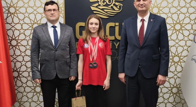 Gölcüklü şampiyon milli yüzücüden Başkan Sezer'e ziyaret