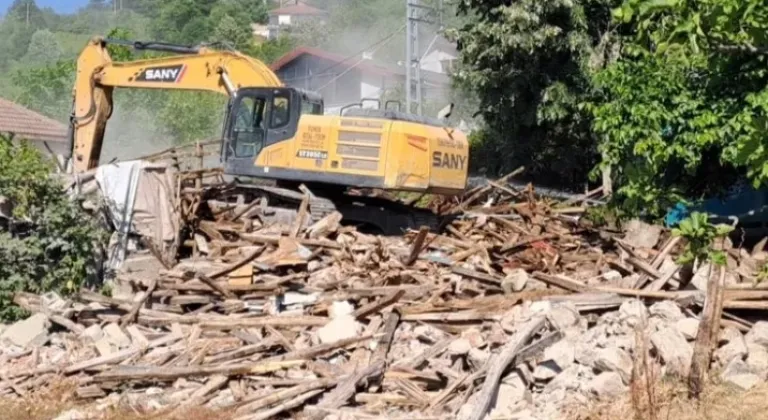 Gölcük’te Tehlike Arz Eden Binalar Tek Tek Yıkılıyor









