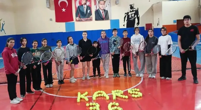 GSB Spor Okulları kapsamında tenis antrenmanları devam ediyor