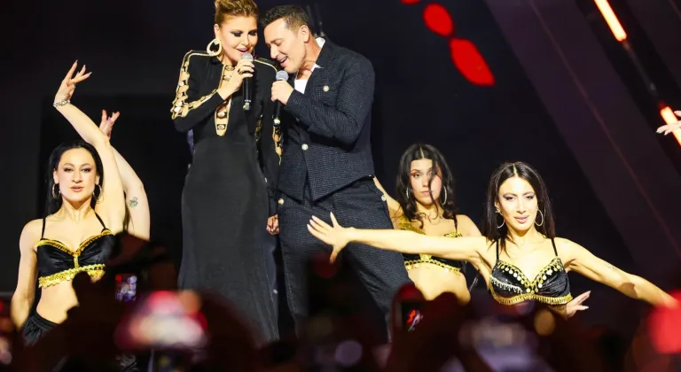 Gülben Ergen ile Mustafa Sandal Aynı Sahnede