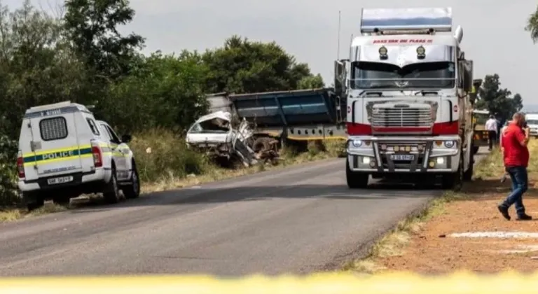 Güney Afrika’da okul servisi ile kamyon çarpıştı: 14 öğrenci hayatını kaybetti