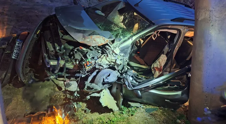 Hafif ticari araç yol kenarına savruldu; 1 ölü, 3 yaralı