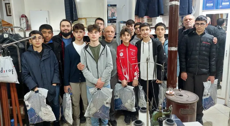 Hatimle teravih namazı kıldıran genç hafızlar, sevindirildi