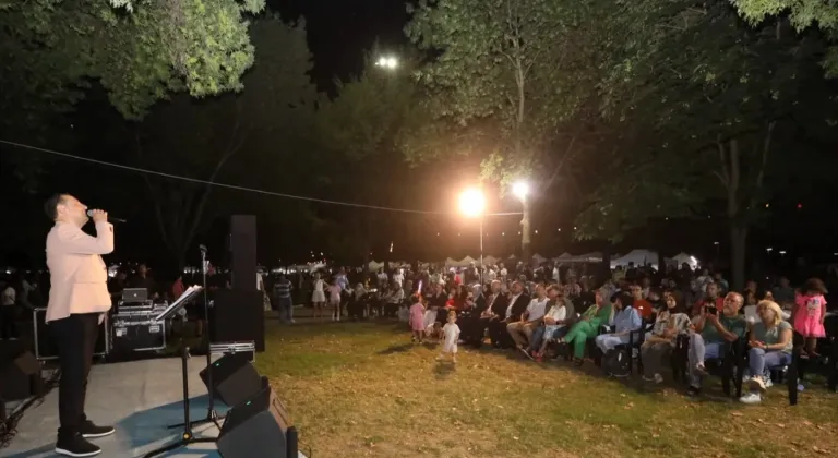 İnegöl’de Hanımeli Şenliği Coşkusu: Stantlar ve Etkinlikler Yoğun İlgi Görüyor