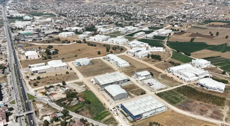 İnegöl’de Sanayi Bölgesindeki Yollarda Sathi Kaplama Çalışması Başladı