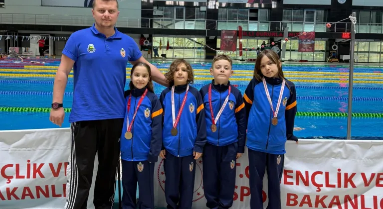 İnegöllü minik yüzücülerden 18 madalyalık gurur