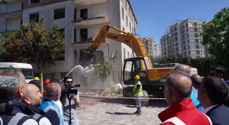 İstanbul Beylikdüzü’nde riskli site yıkıldı! İBB'den 'dönüşüm' mesajı