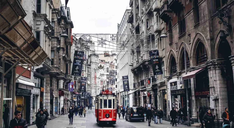 İstanbul caddelerindeki ziyaretçi trafiği turistle ayrılıyor... Alışveriş Caddeleri Raporu yayımlandı