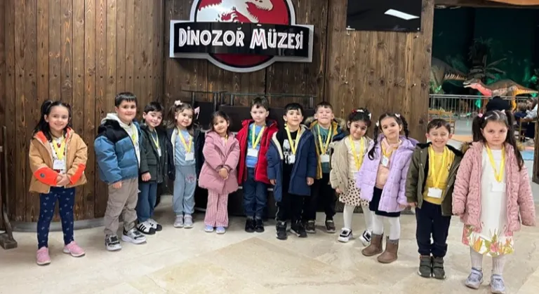 İstanbul'da kreş öğrencileri, dinozor ve oyuncak müzesini ziyaret etti
