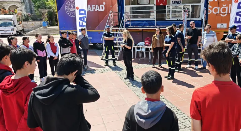 İzmir Aliağa'da deprem simülasyon tırı vatandaşla buluştu