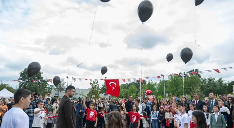 İzmir Bornova’da gökyüzü çocukların