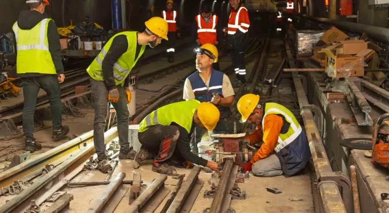İzmir Bornova’da metro hattında raylar yenileniyor