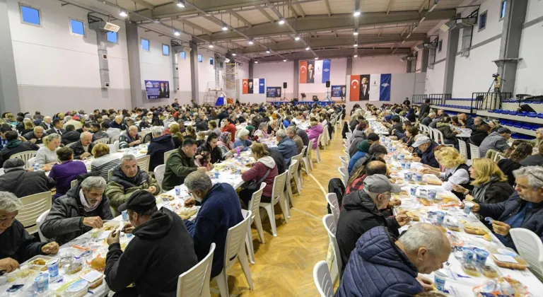 İzmir Büyükşehir’in iftar sofrası Foça’da kuruldu