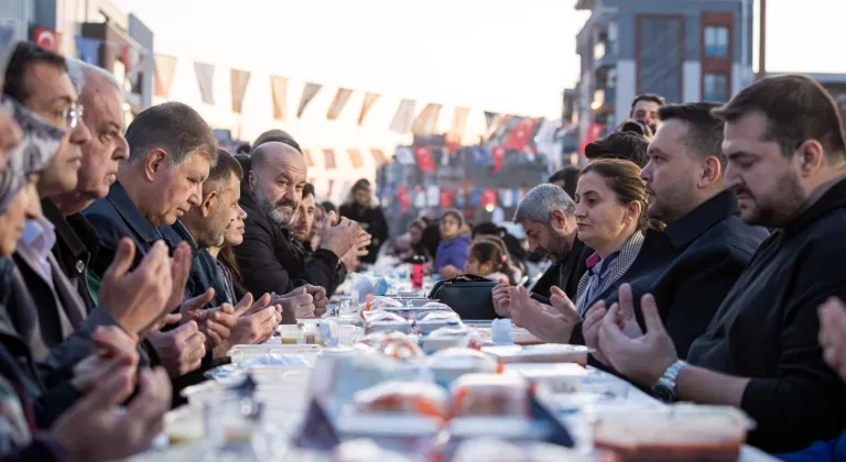 İzmir Çamdibi’nde binlerce kişilik iftar sofrası 