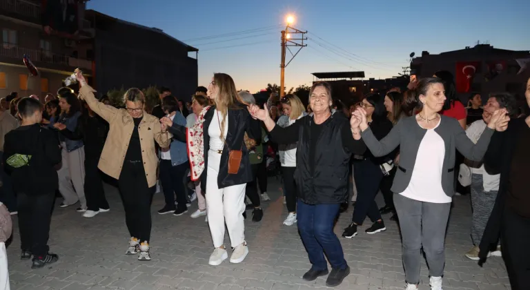 İzmir Çiğli'de binlerce kişi baharın renklerinde buluştu