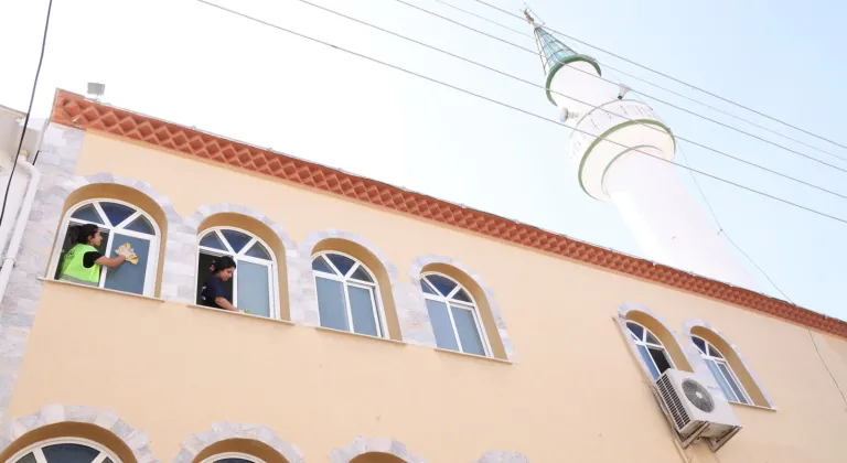İzmir Çiğli’de camilerde bayram temizliği