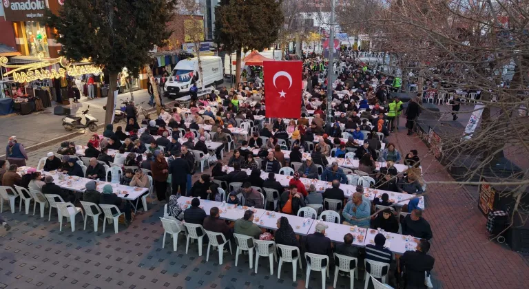 İzmir Çiğli’de Kadir Gecesi’nde binler aynı sofrada buluştu