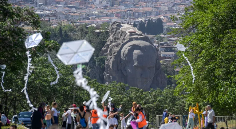İzmir Kadifekale semaları renklendi