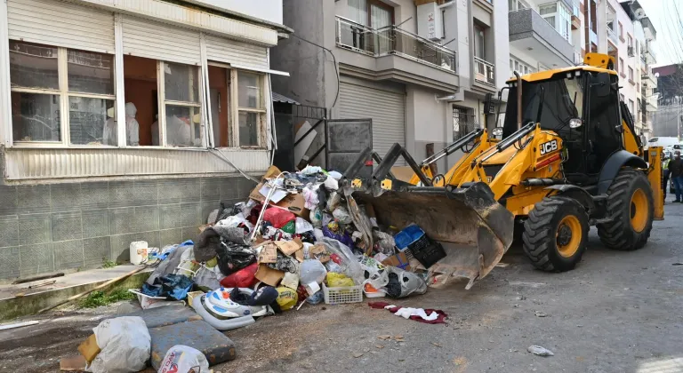 İzmir Karabağlar’da çöp ev temizlendi.. 15 kamyon atık çıkarıldı