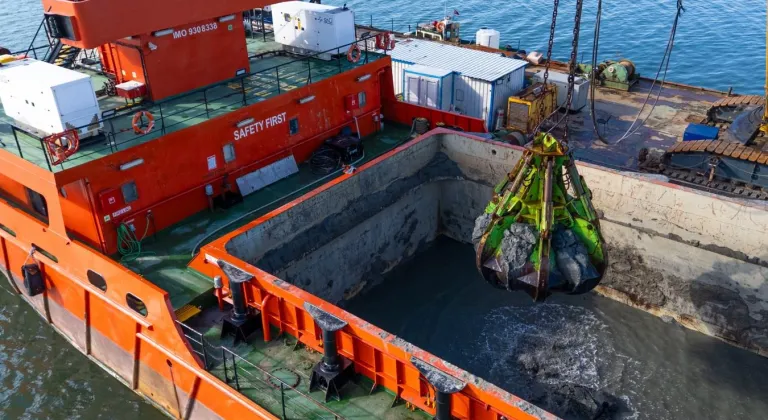 İzmir Körfezi'nden 1 milyon ton çamur çıkarıldı