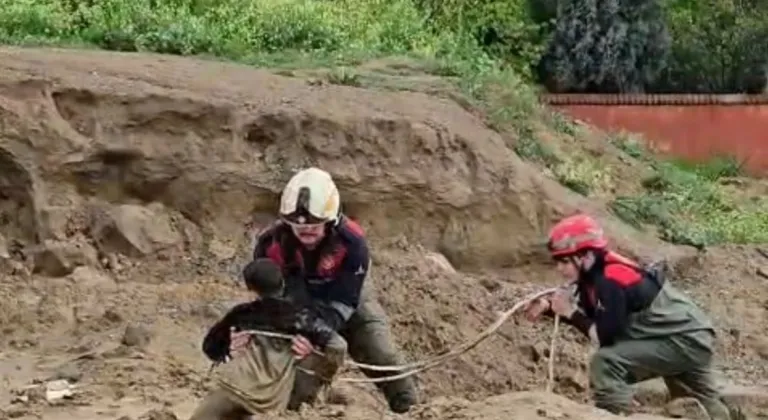 İzmir Torbalı'da çamura saplanan iki çocuğu itfaiye kurtardı