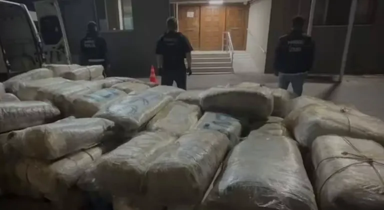 İzmir’de 1 ton 346,5 kg uyuşturucu madde ele geçirildi