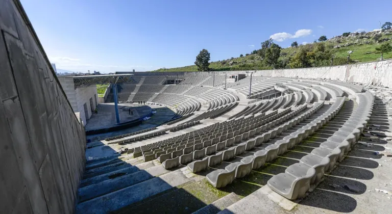 İzmir'de Aşık Veysel Amfi Tiyatro'ya yeni sezon öncesi bakım