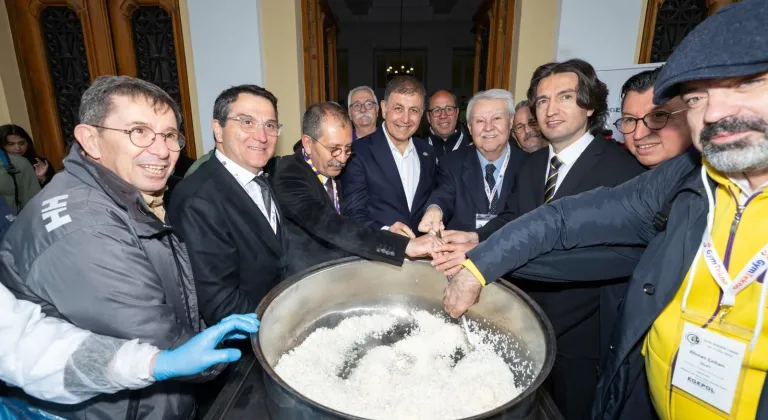 İzmir'de Başkan Tugay mezunlarla pilav kardı
