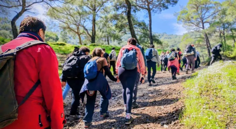 İzmir’de Efes Mimas Yolu’nda Bahar Yürüyüşü Etkinliği