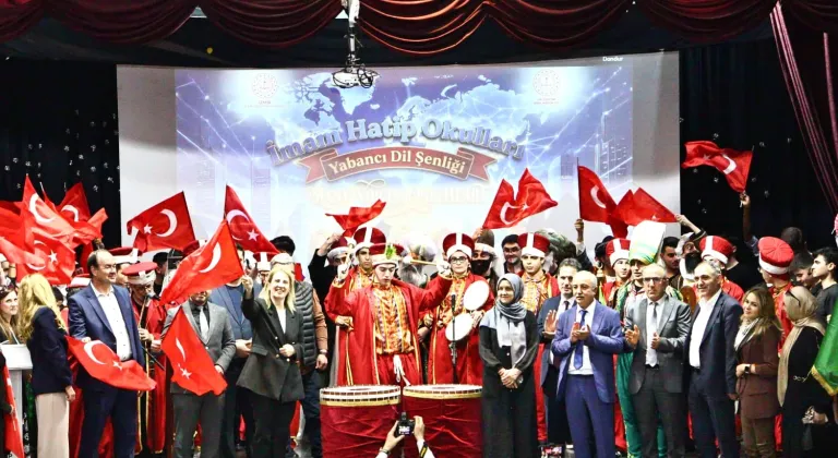 İzmir'de İmam Hatipliler 'Yabancı Dil Şenliği'nde buluştu