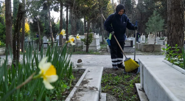 İzmir'de mezarlıklar bayrama hazırlanıyor