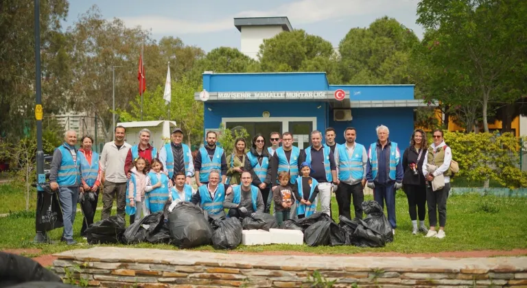 İzmir’de “Temiz Park” etkinliğiyle parklar pırıl pırıl oldu