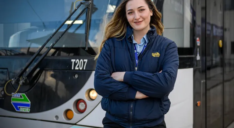 İzmir’de tramvay koltuğunda bir kadın... Raylarda kadın gücü