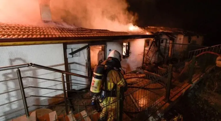 İzmir’de Yangın Alarmı: 20 Ev Zarar Gördü, Ekipler Müdahale Ediyor









