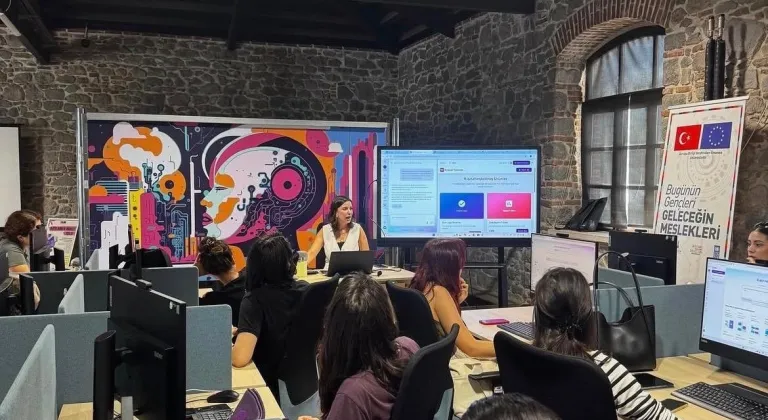 İzmirli Gençler ‘Canva’ Eğitimiyle Yaratıcılıklarını Geliştiriyor