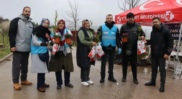 İzmit Belediyesi mezarlıklar için binlerce fide dağıttı