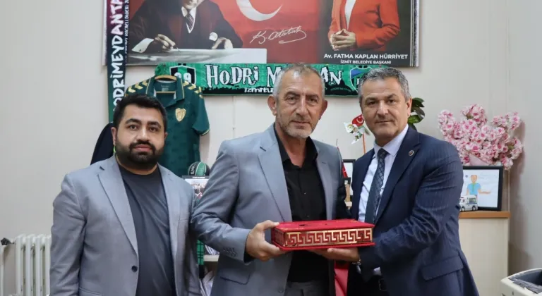 İzmit Belediyesi'nden muhtarlara doğum günü ziyareti