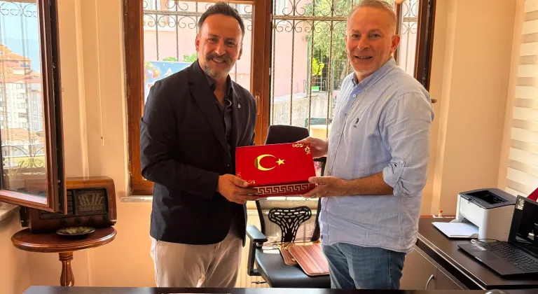 İzmit Belediyesi’nden Muhtarlara Doğum Günü Ziyareti