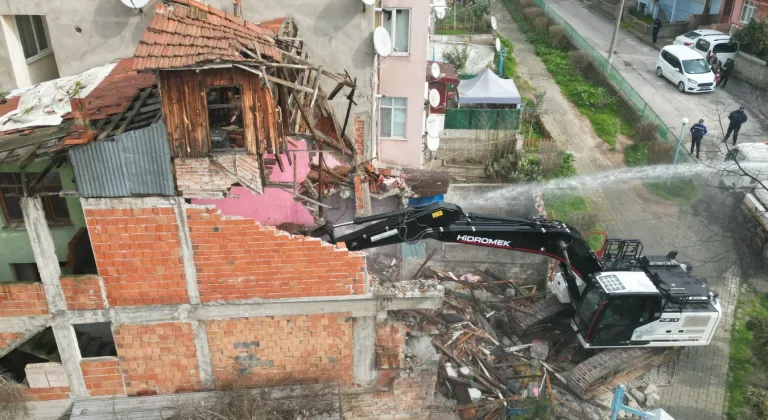 İzmit Kozluk’ta tehlike oluşturan metruk binaya yıkım