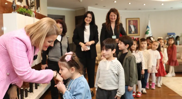 İzmitli miniklerden Fatma Başkan’a bayram sürprizi