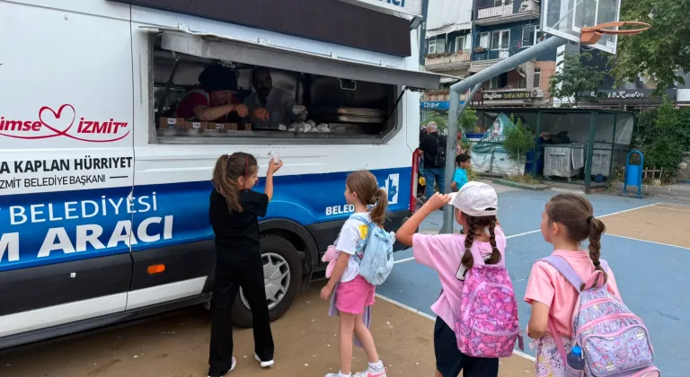 İzmitli öğrencilere yaz tatili öncesi ikram