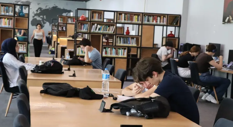İzmit’te sınav öncesi gençlerin adresi kütüphaneler